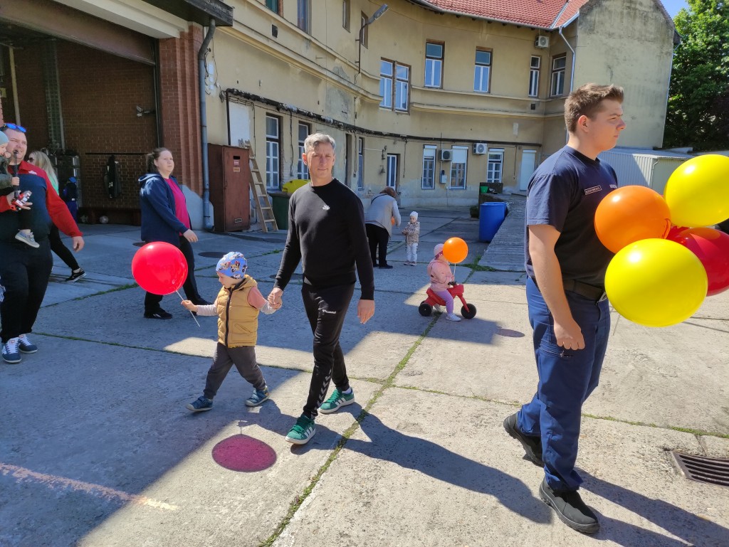 Nyitott szertárkapuk (11)