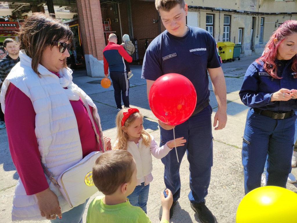 Nyitott szertárkapuk (13)