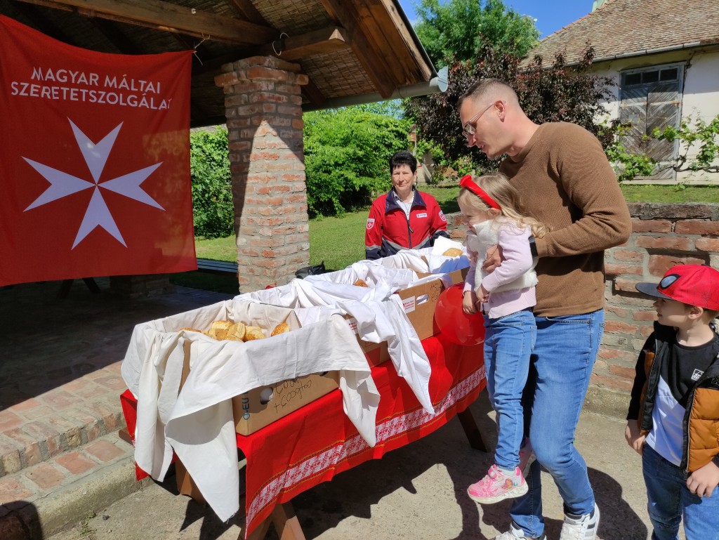 Nyitott szertárkapuk (14)