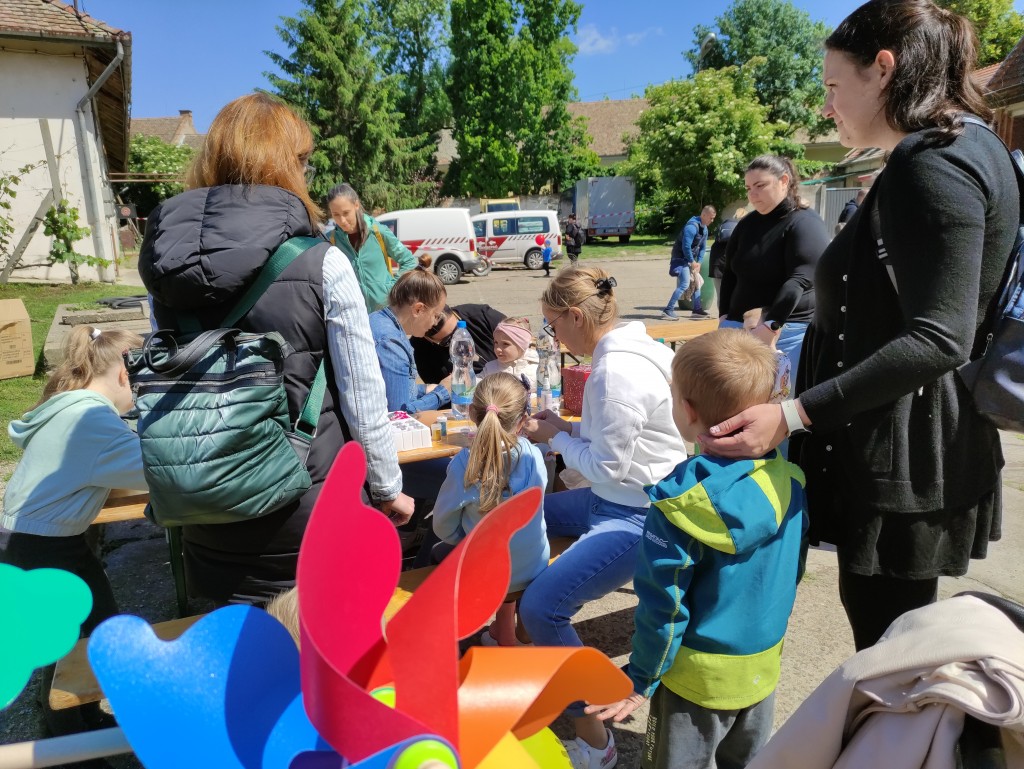 Nyitott szertárkapuk (15)