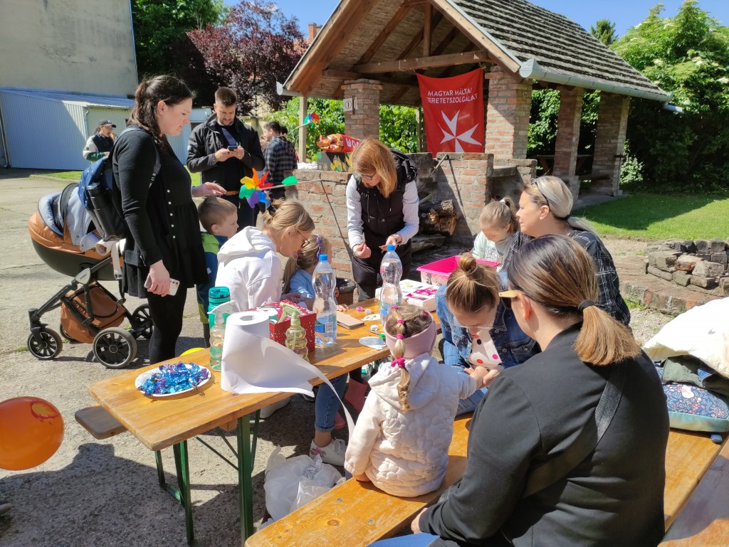 Nyitott szertárkapuk (16)