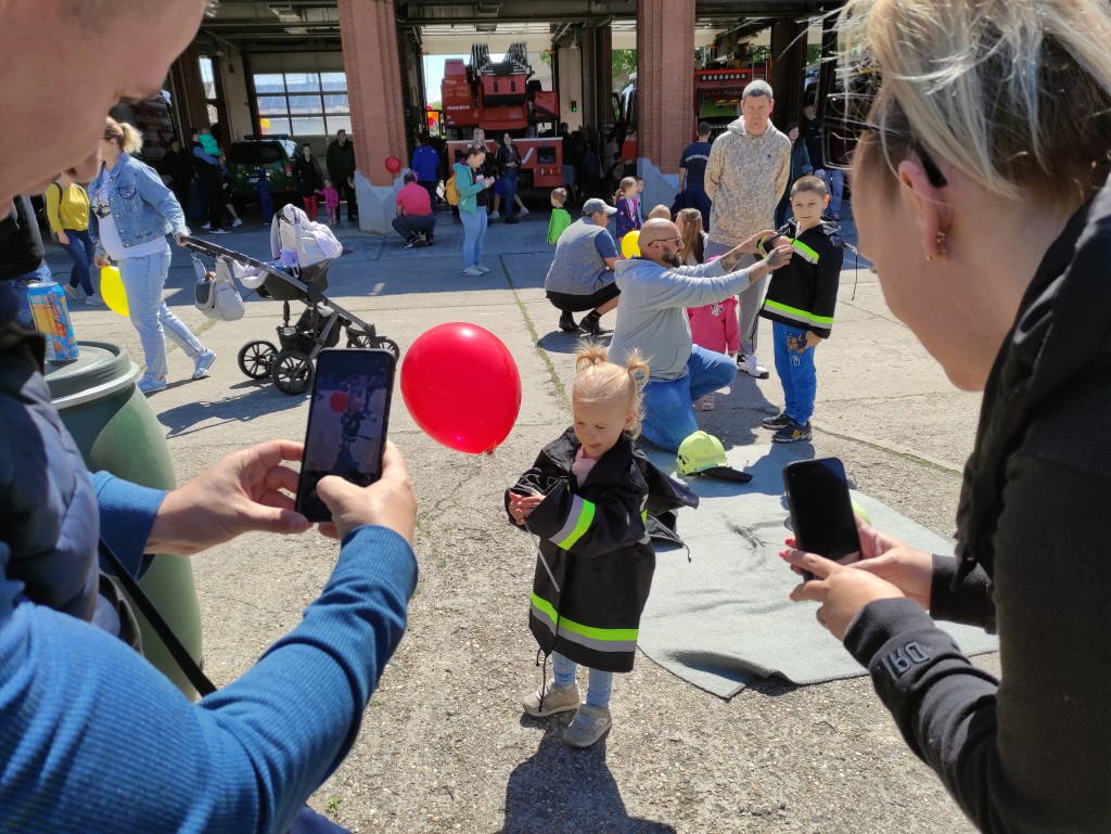 Nyitott szertárkapuk (17)