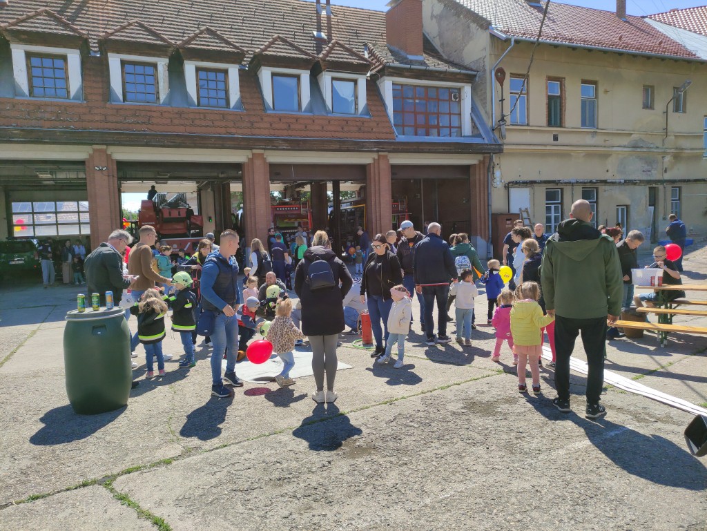 Nyitott szertárkapuk (18)