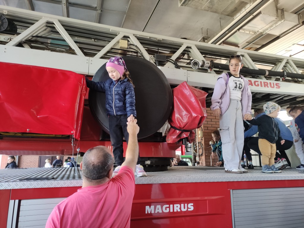 Nyitott szertárkapuk (2)