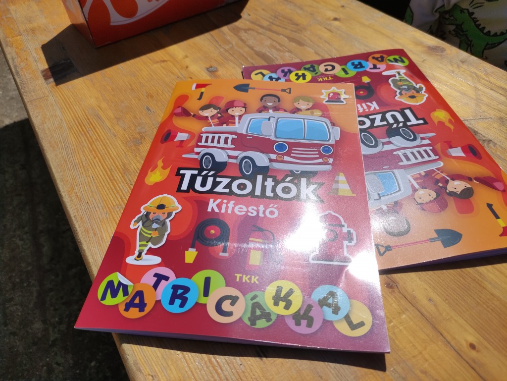 Nyitott szertárkapuk (21)