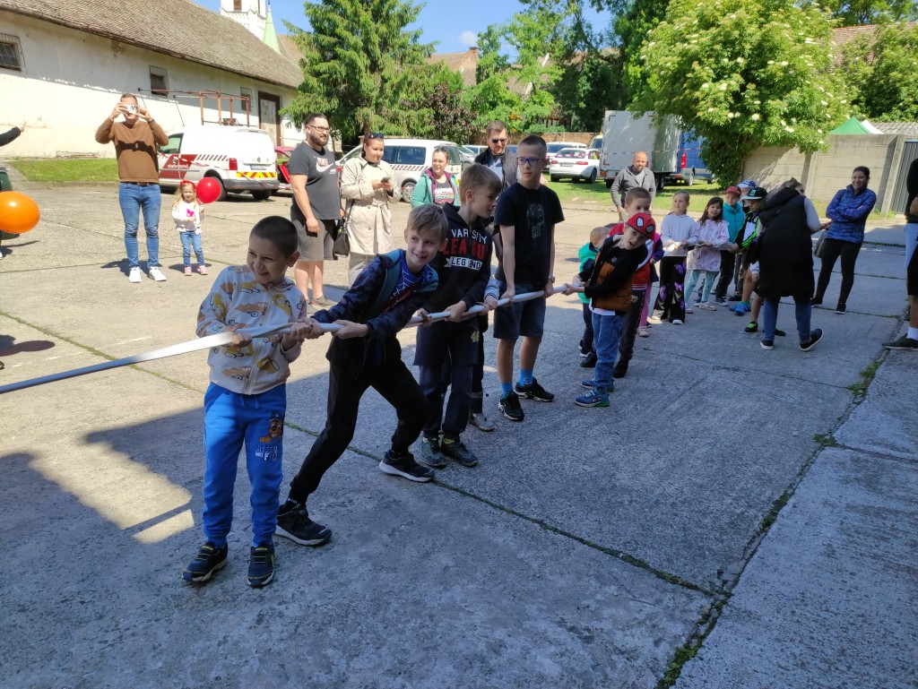 Nyitott szertárkapuk (22)