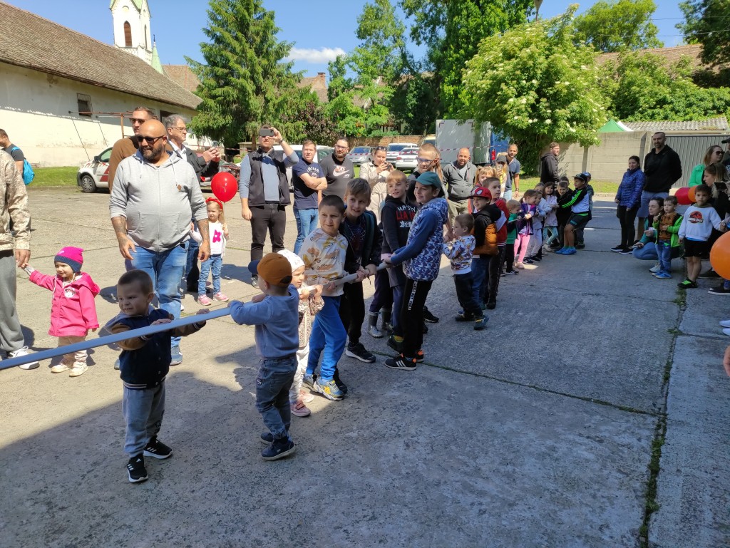 Nyitott szertárkapuk (24)