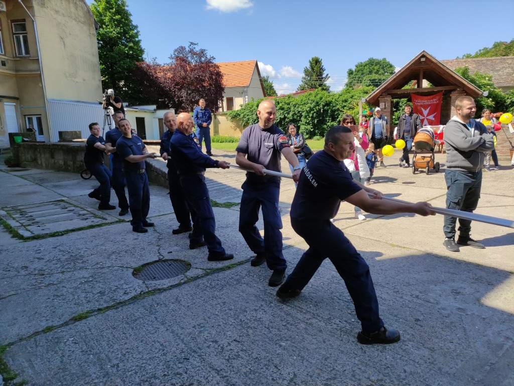 Nyitott szertárkapuk (25)