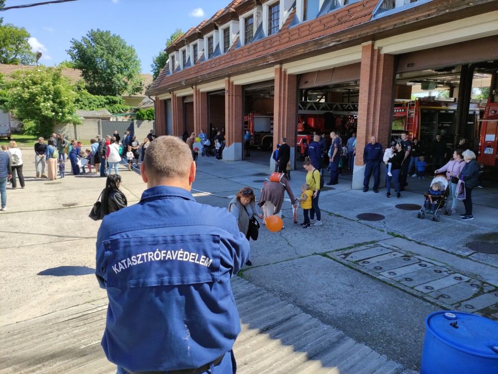 Nyitott szertárkapuk (26)