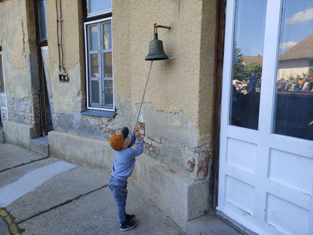 Nyitott szertárkapuk (27)