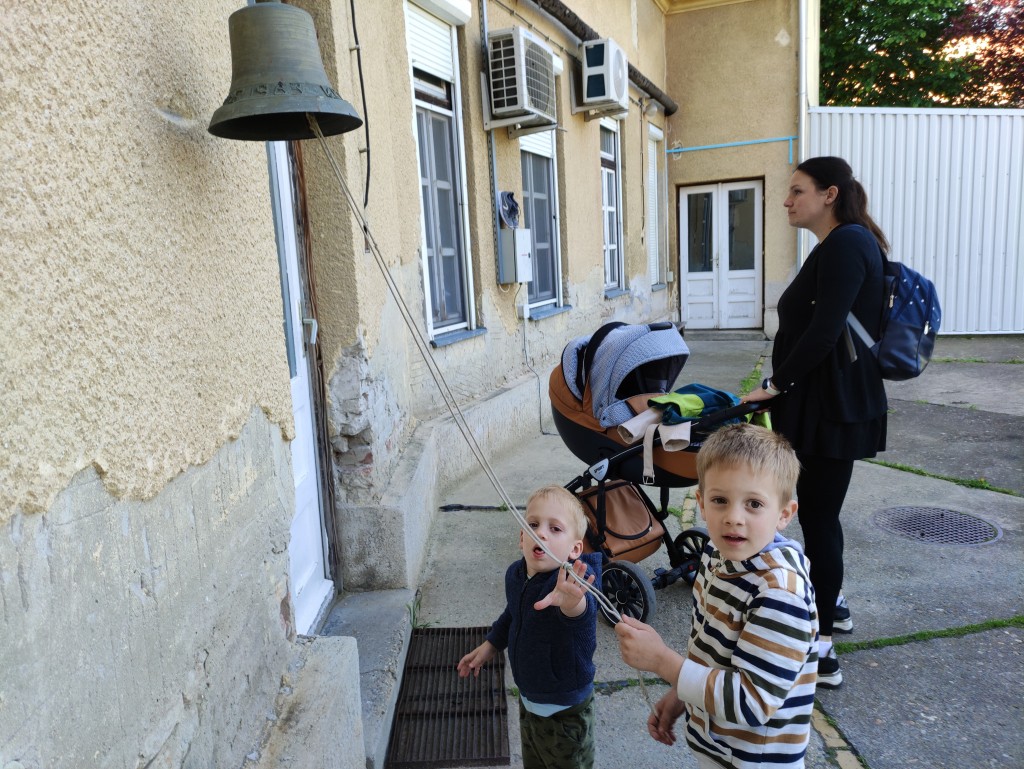 Nyitott szertárkapuk (28)