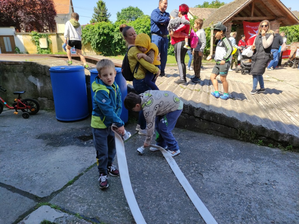 Nyitott szertárkapuk (29)