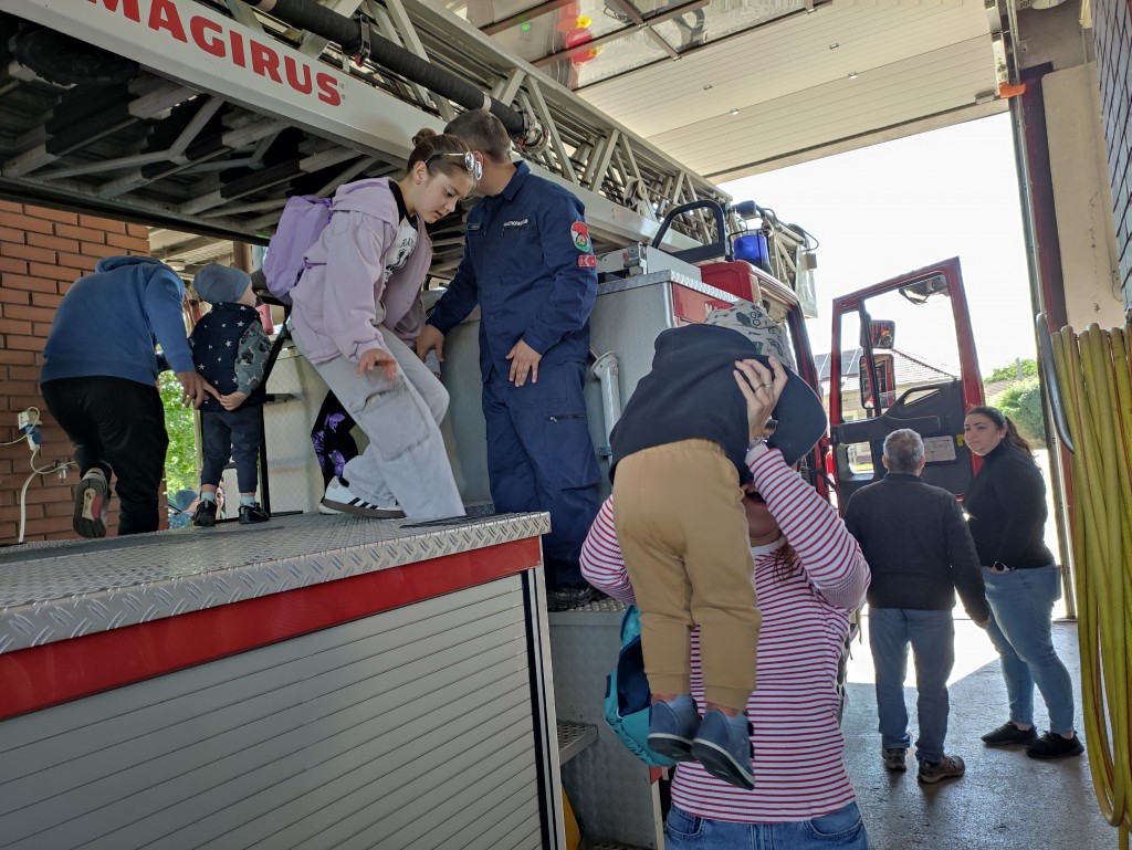 Nyitott szertárkapuk (3)