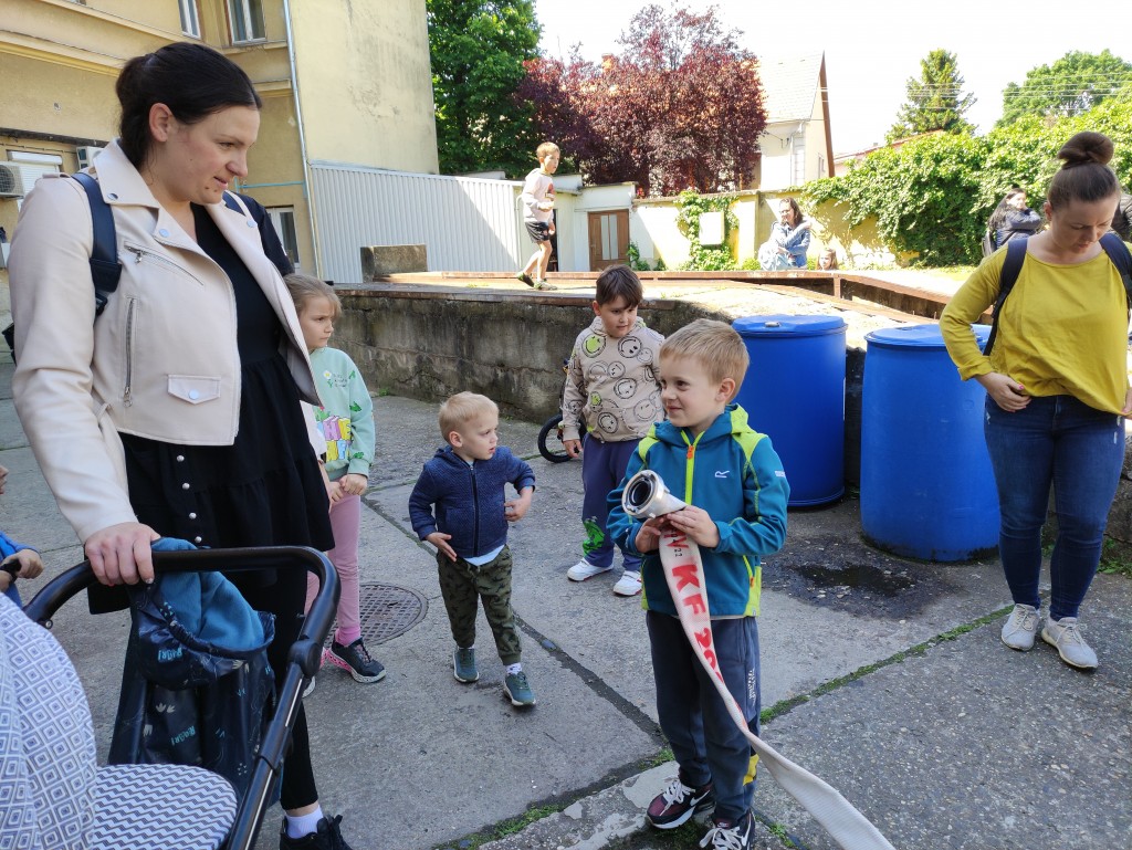 Nyitott szertárkapuk (30)