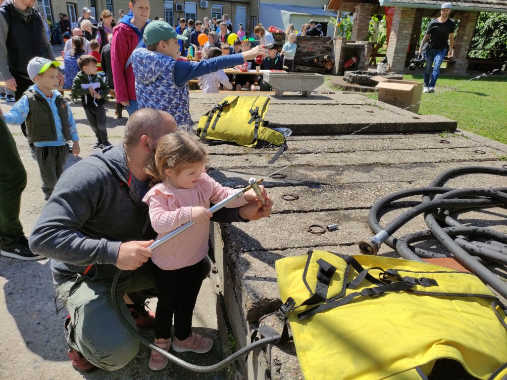 Nyitott szertárkapuk (31)