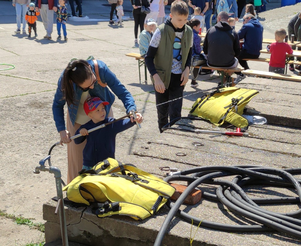 Nyitott szertárkapuk (32)