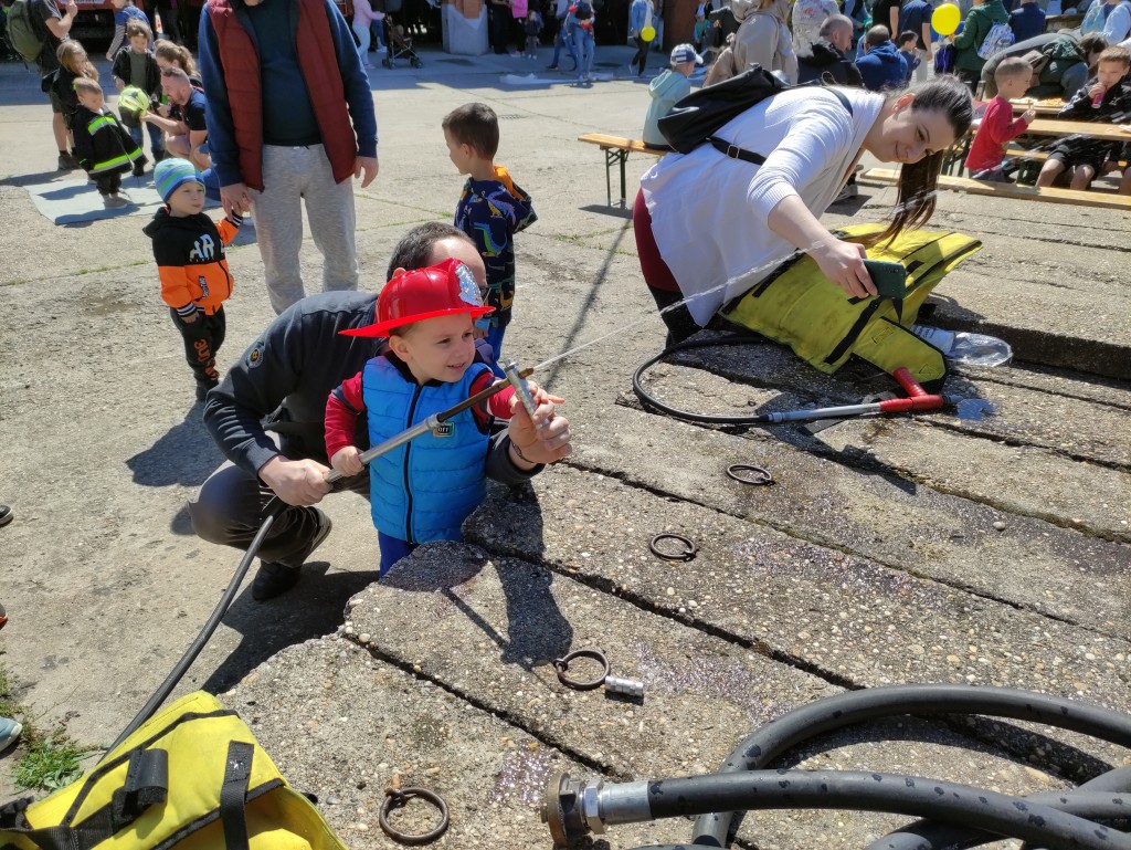 Nyitott szertárkapuk (33)