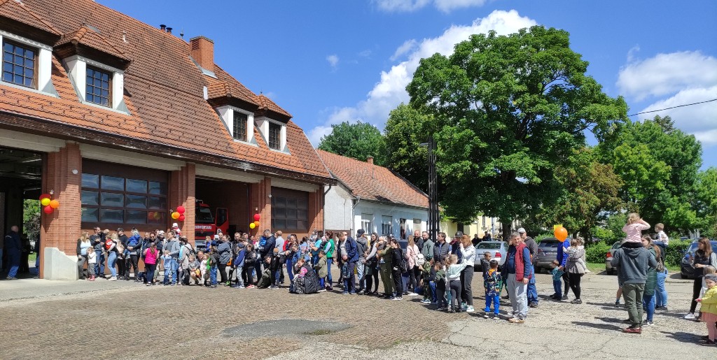 Nyitott szertárkapuk (35)