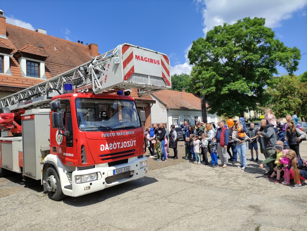 Nyitott szertárkapuk (37)