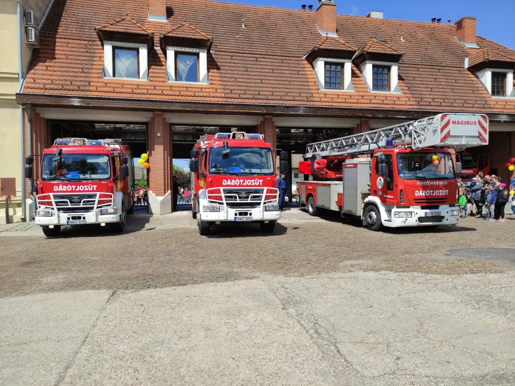 Nyitott szertárkapuk (38)