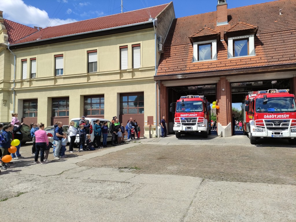 Nyitott szertárkapuk (39)