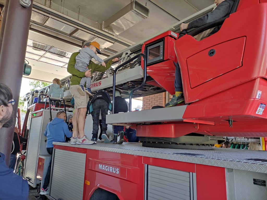 Nyitott szertárkapuk (4)