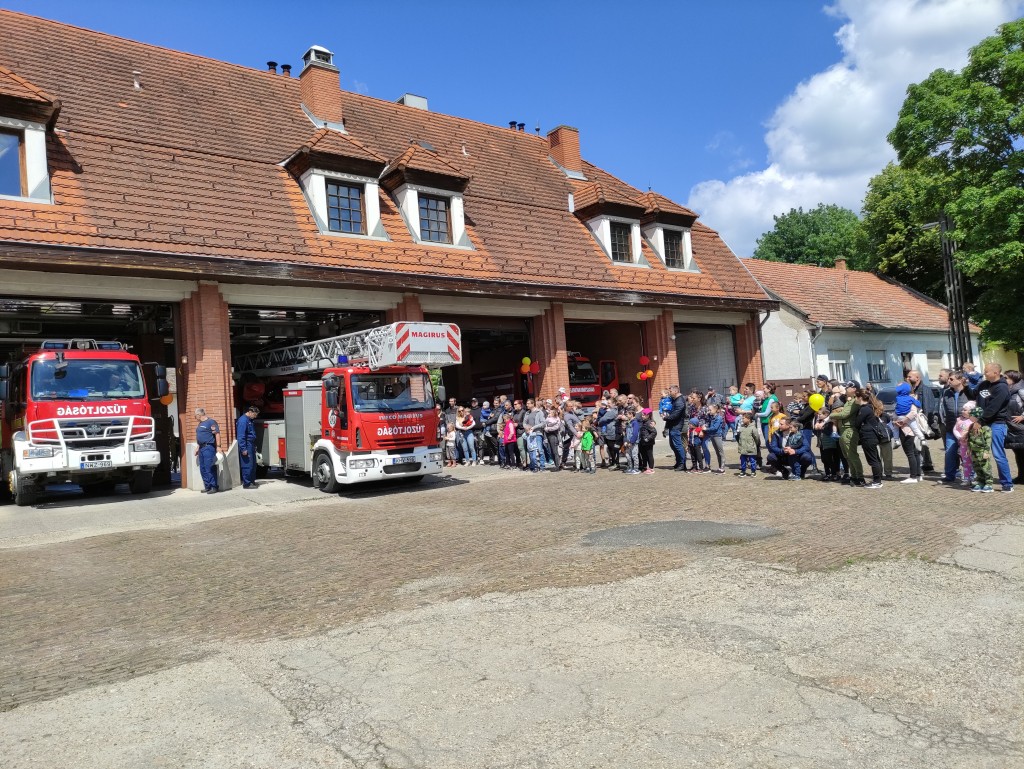 Nyitott szertárkapuk (40)