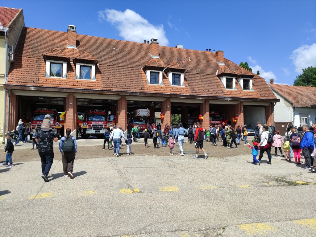 Nyitott szertárkapuk (41)