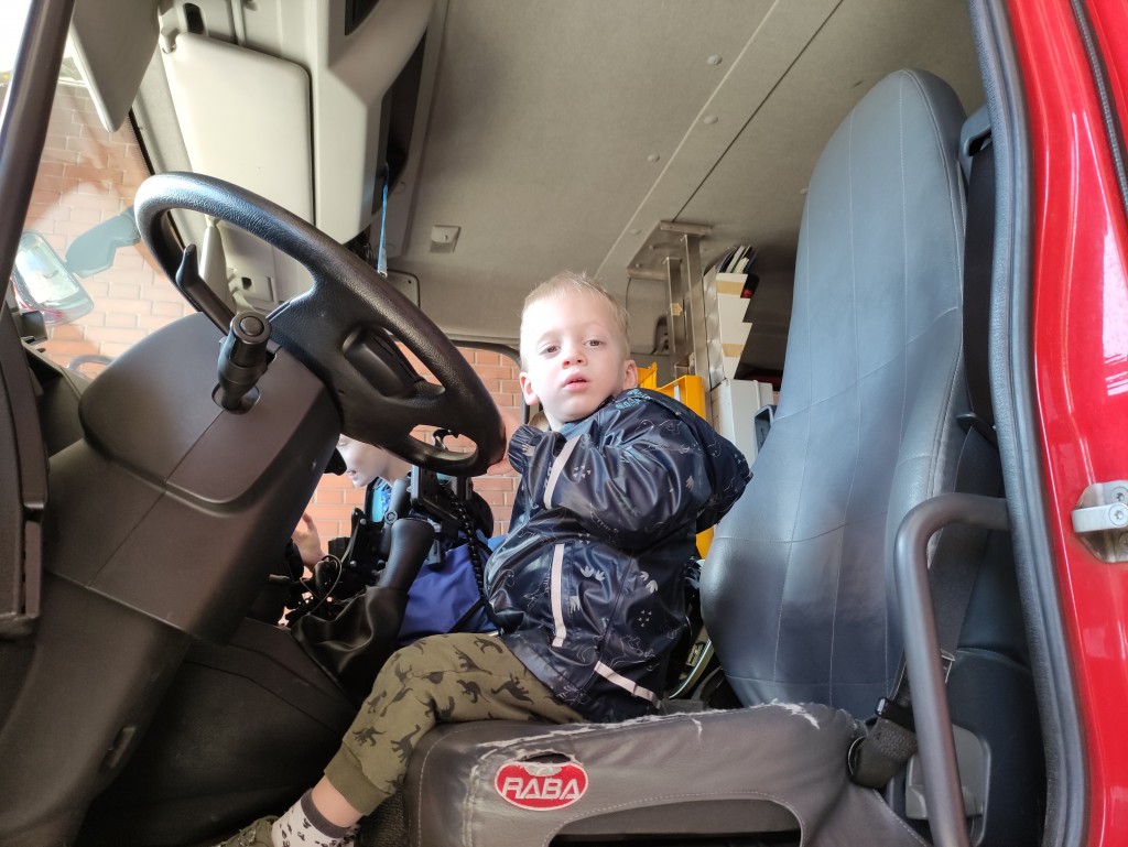 Nyitott szertárkapuk (43)