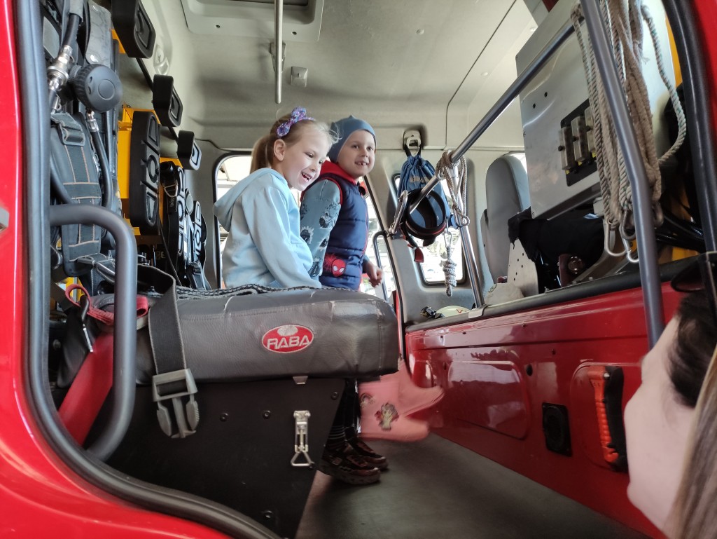 Nyitott szertárkapuk (44)