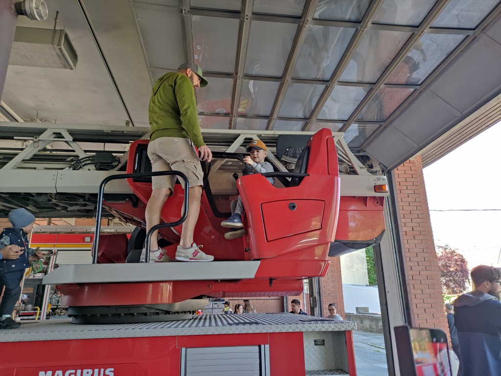 Nyitott szertárkapuk (7)