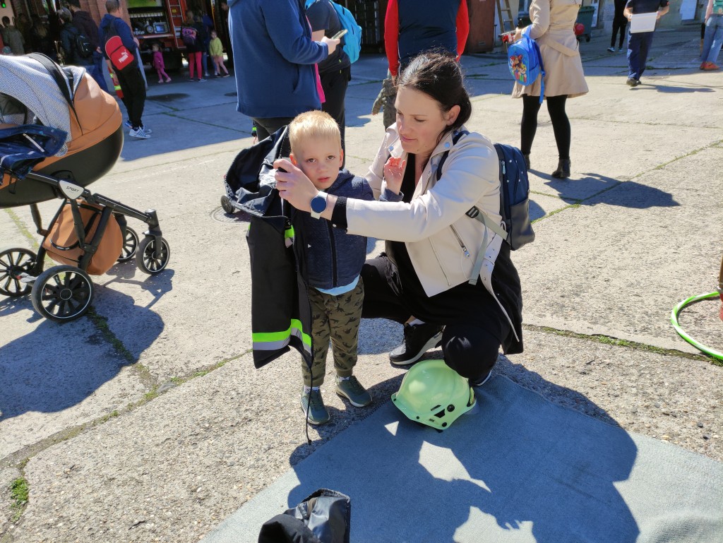 Nyitott szertárkapuk (8)