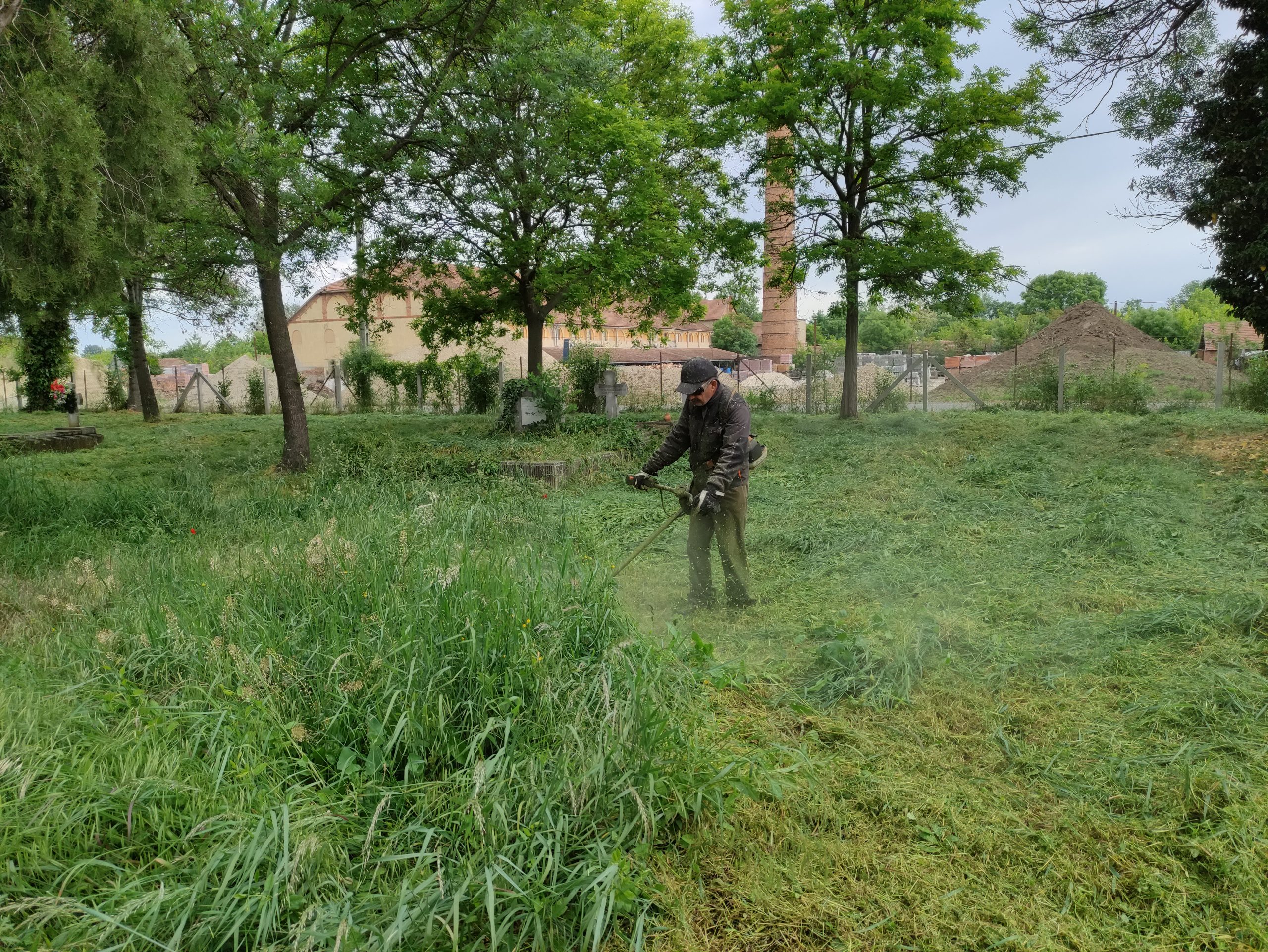 füvet vágnak a katolikus temetőben (4)