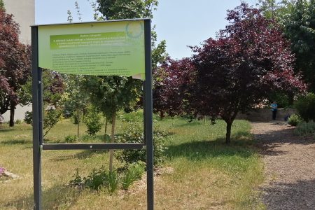 Megrongálták a Rotary-sétány egyik tábláját