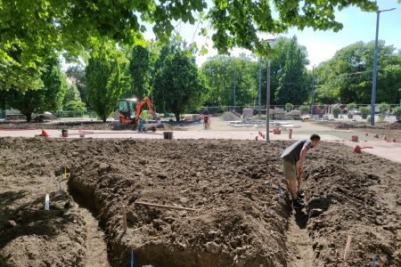 Öntözőrendszert kap a Kossuth tér látványszökőkutas része