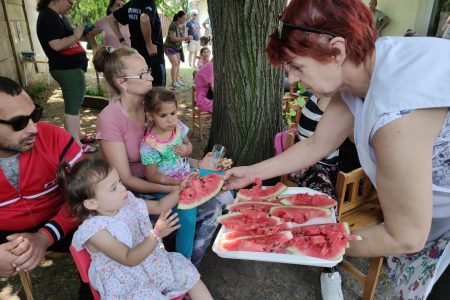 Kindertojást és görögdinnyét is kaptak a gyerekek az Észak utcai óvoda roma családi napján