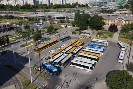 3,5 milliárdért pótlóbuszok – nem csak Tiborcz, a Balaton Busz is jól járt