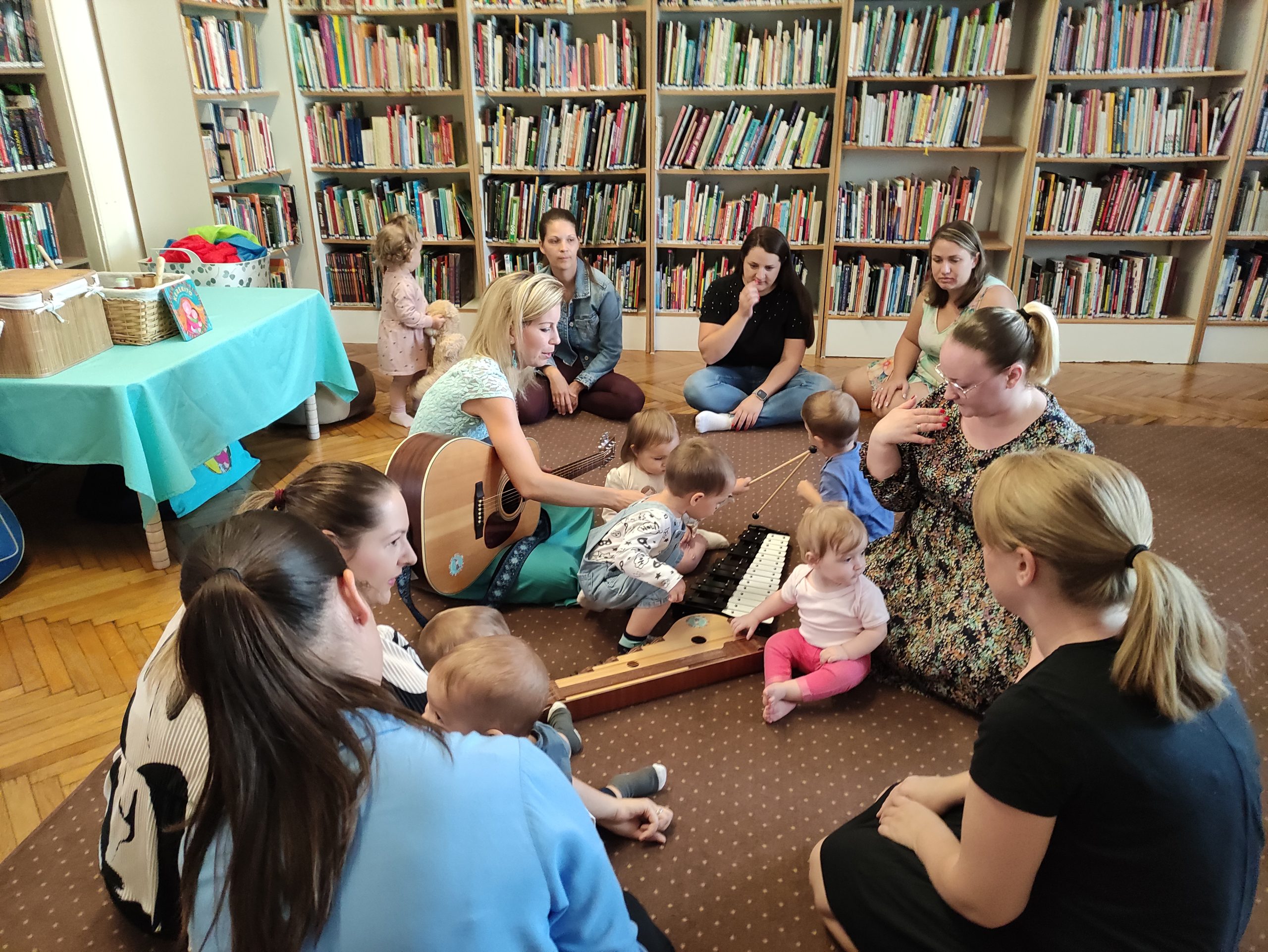 Kerekító a könyvtár babaklubjában (7)