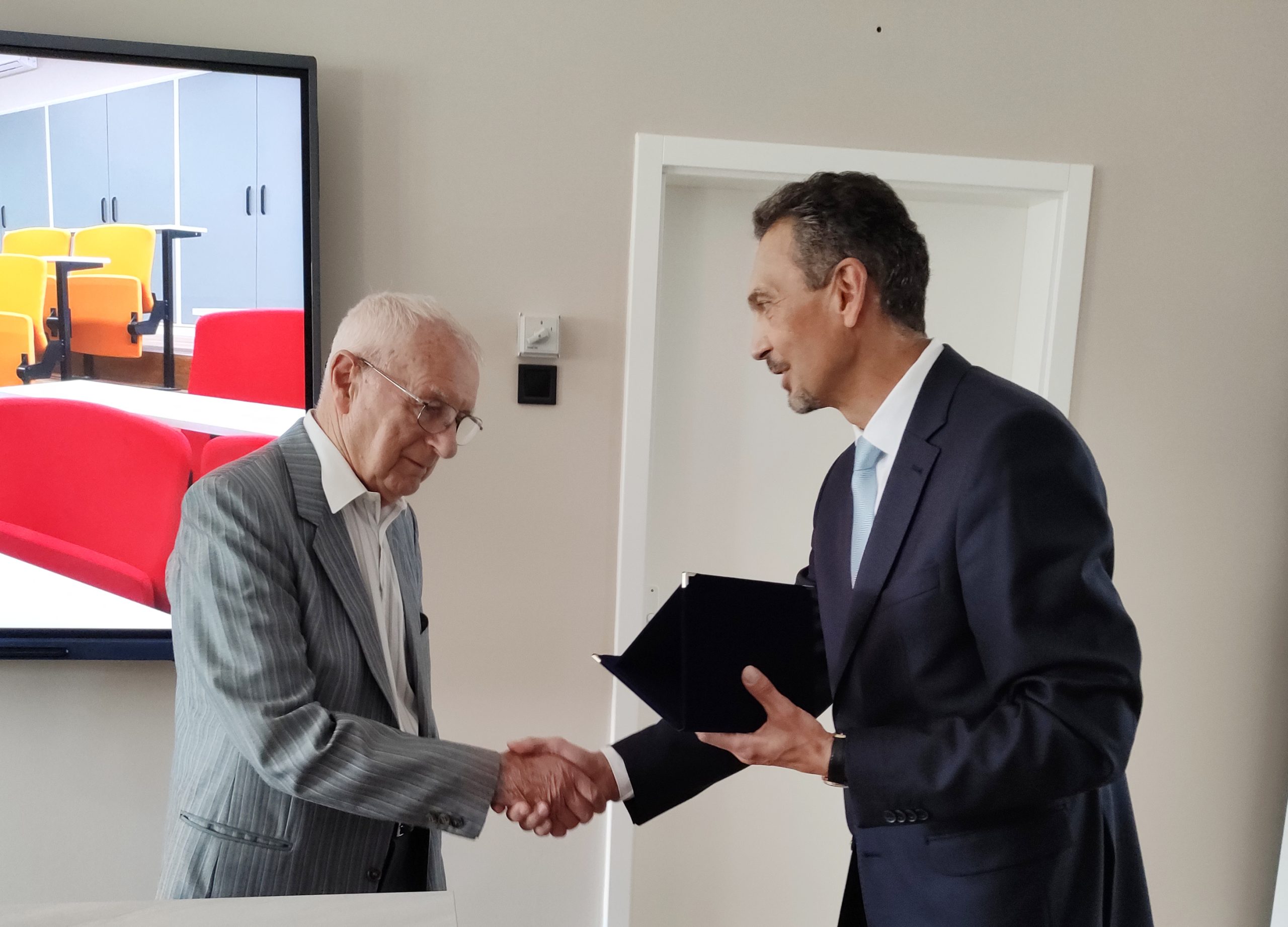 Nagyillés Mihály kémiaelőadó avató az Eötvös technikumban 20250905 (20)