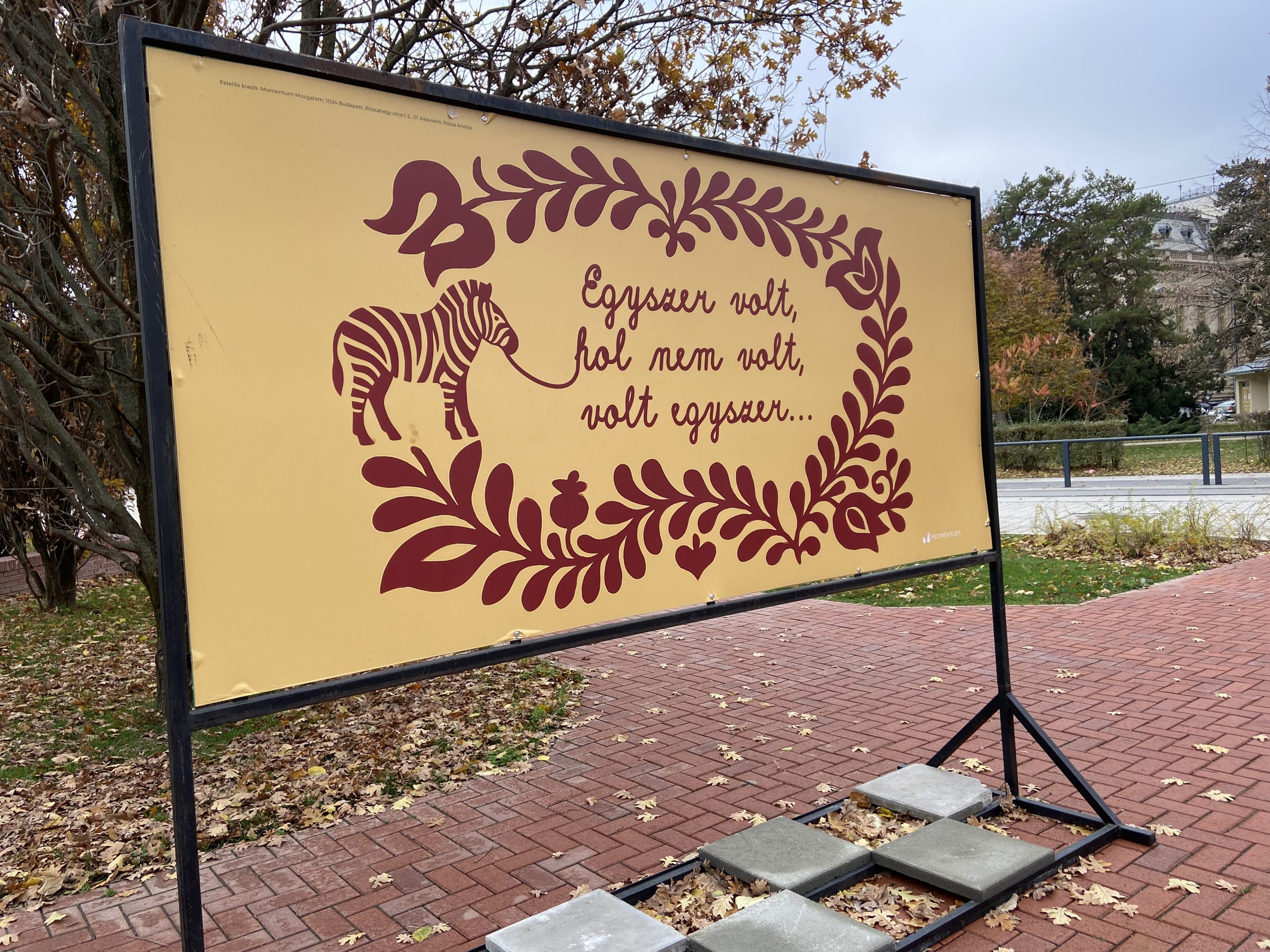 momentum plakátok