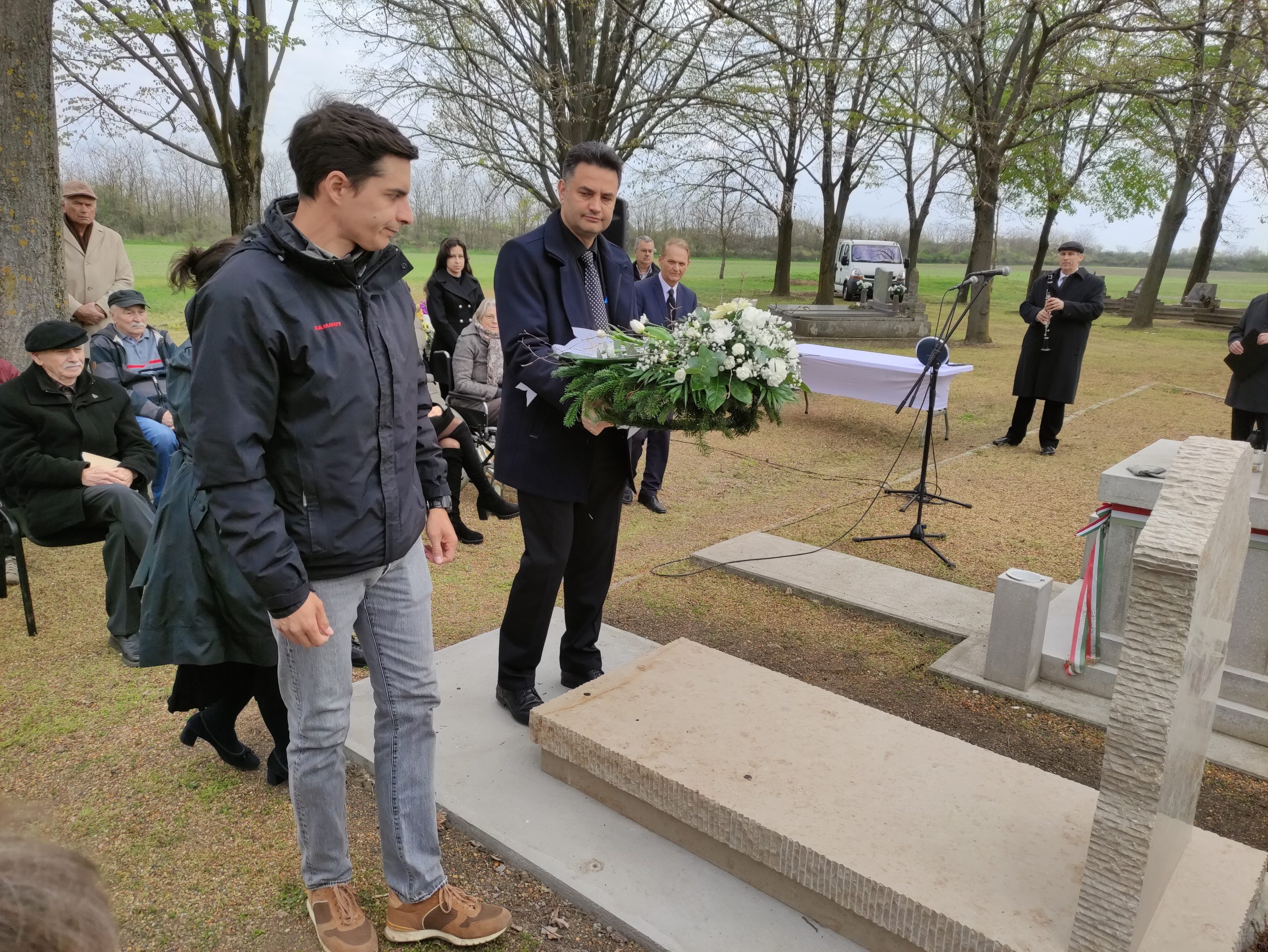 Erdős Péter síremlékavató (33)