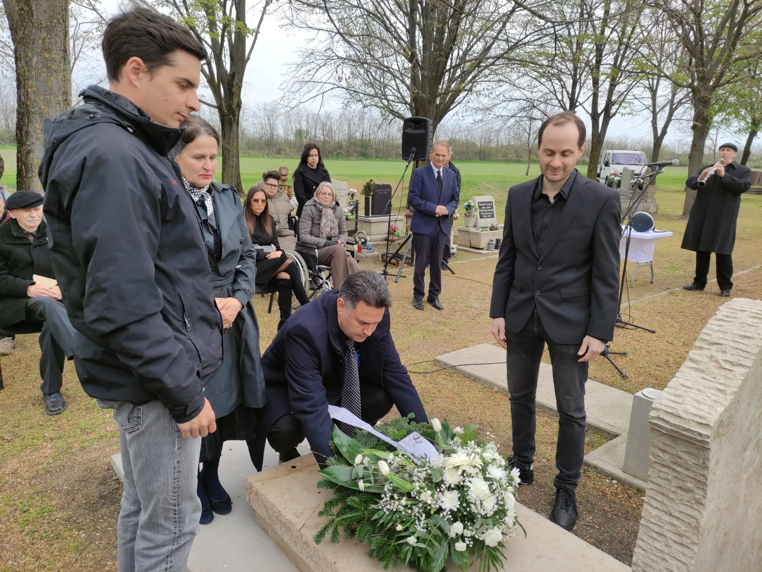 Erdős Péter síremlékavató (34)