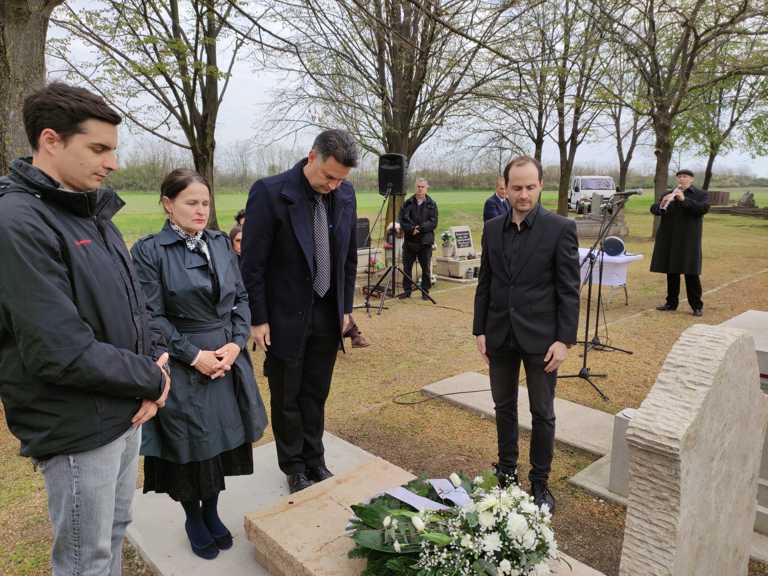 Erdős Péter síremlékavató (37)