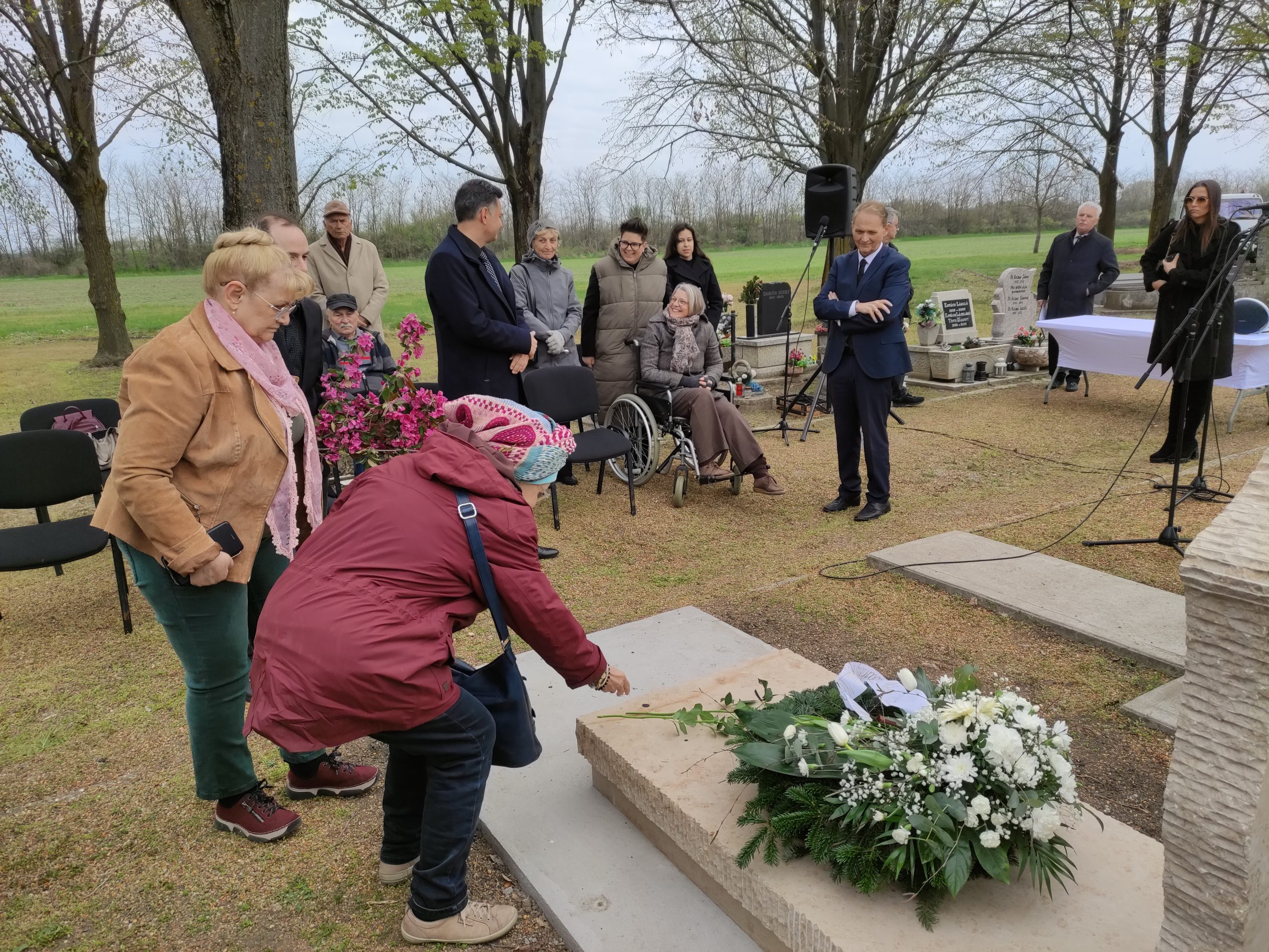 Erdős Péter síremlékavató (40)