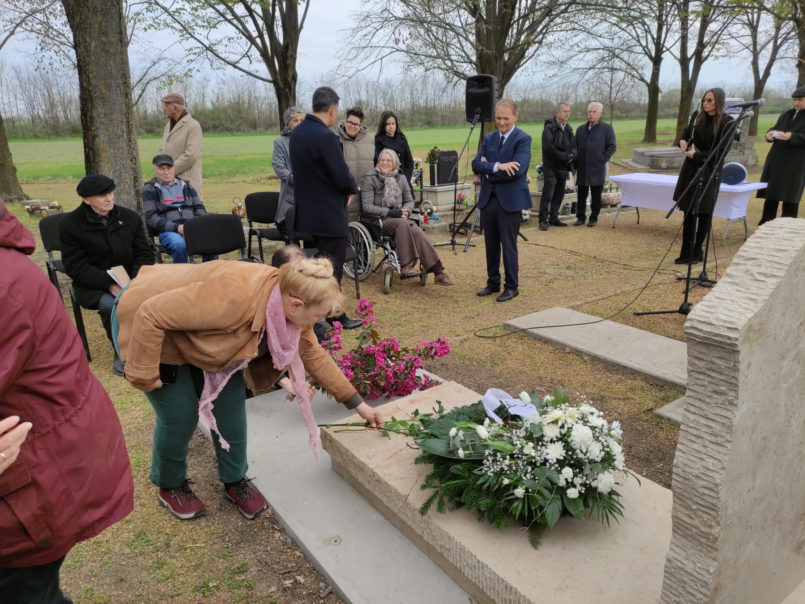 Erdős Péter síremlékavató (41)