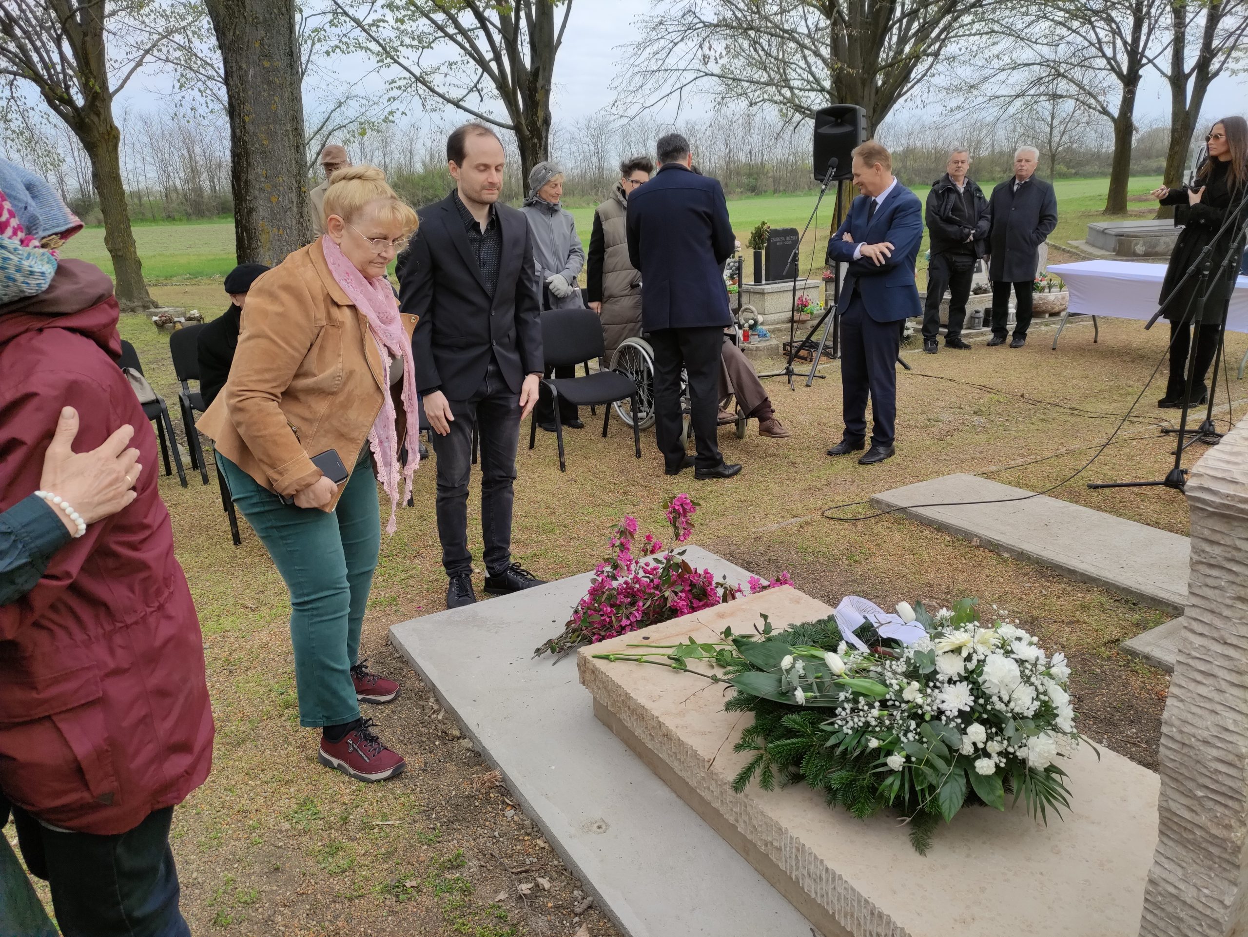 Erdős Péter síremlékavató (42)