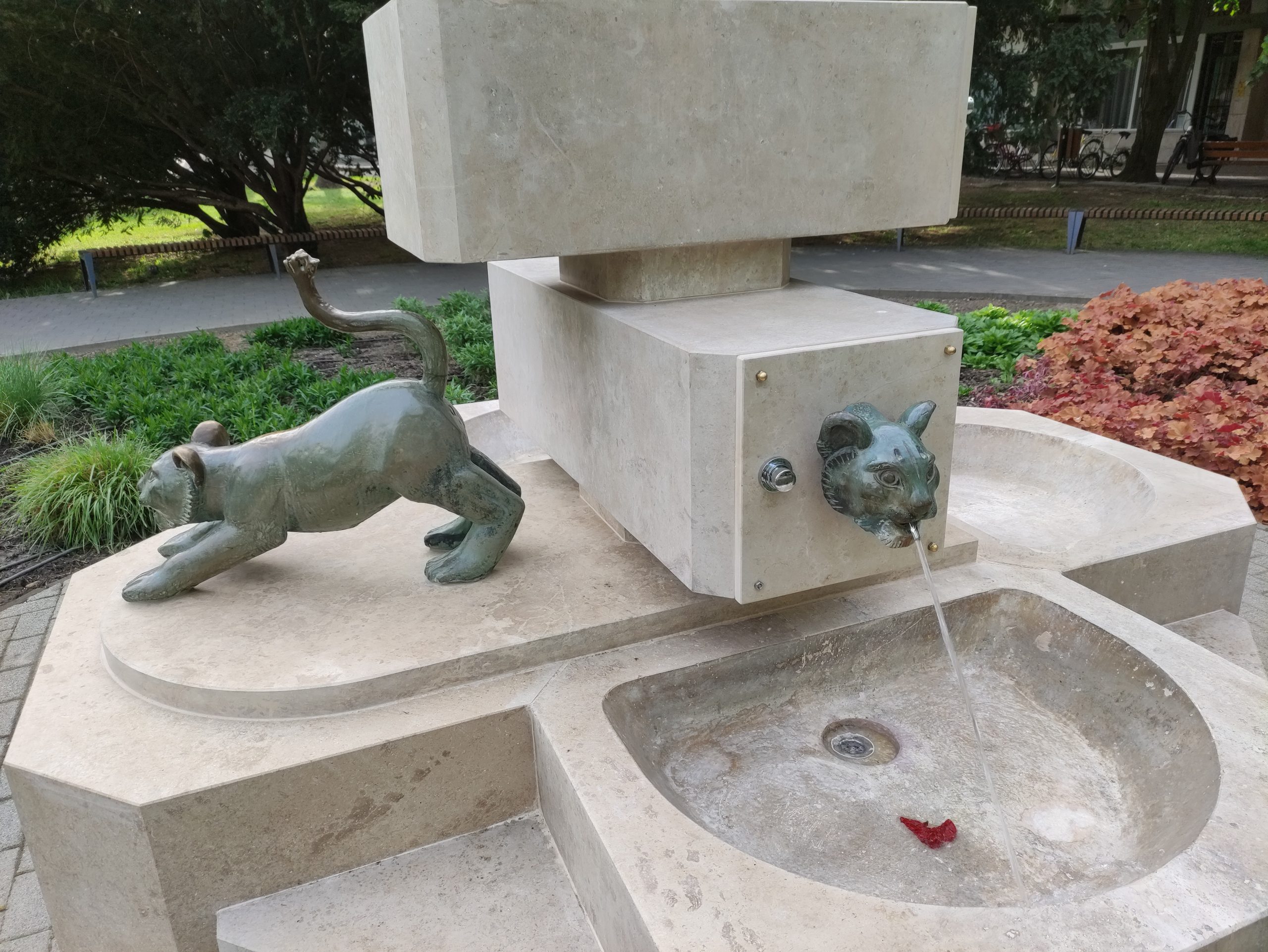 Nyomógombos lett a felújított Oroszlános kút