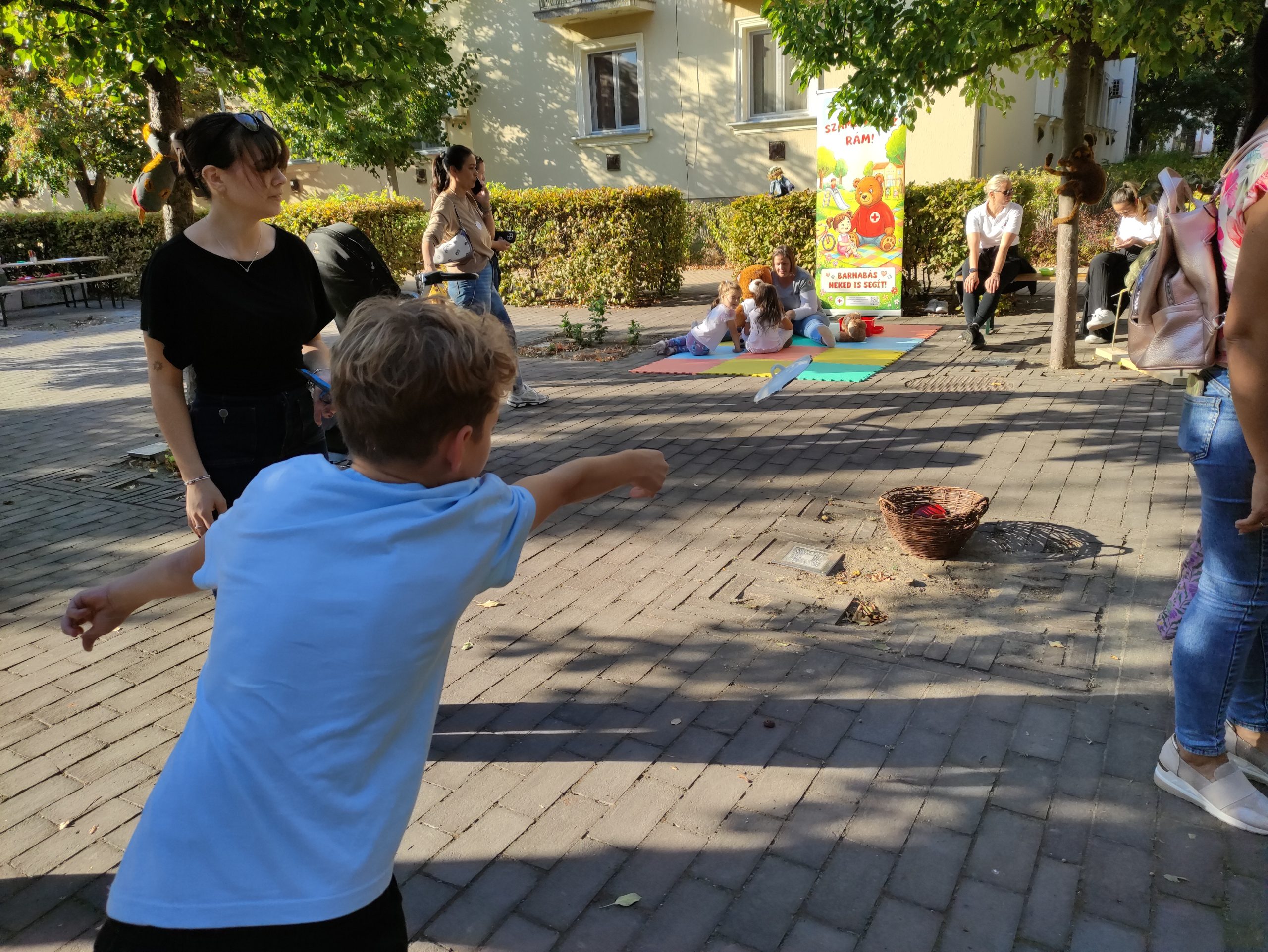 Népmese napja az almáskertben (1)
