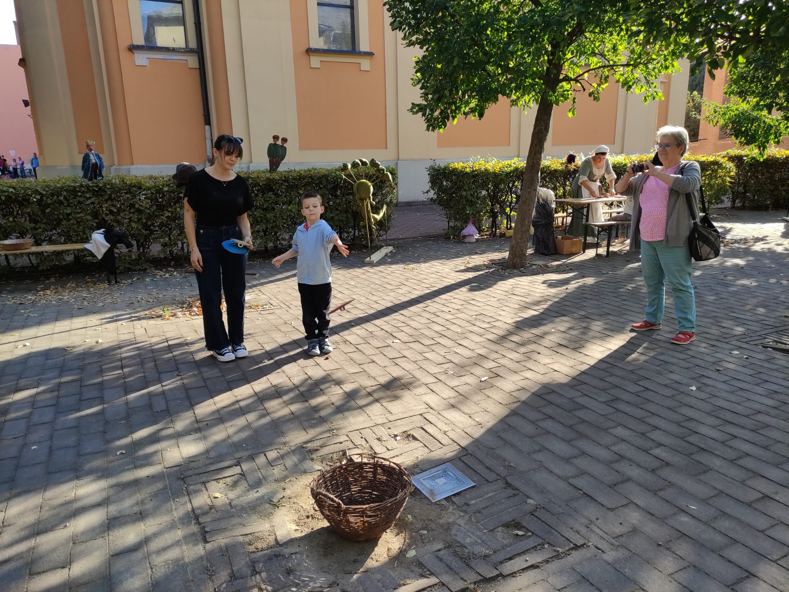 Népmese napja az almáskertben (8)
